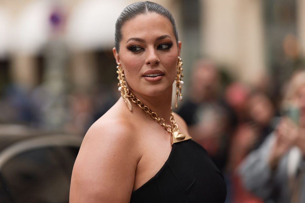 Ashley Graham Measurements In Details (Height, Weight, Body Size ...